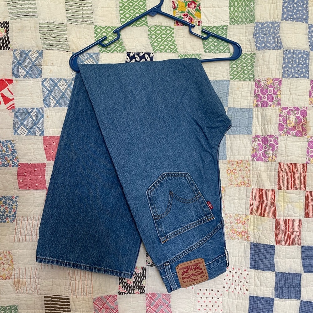 Levi’s High Waisted Straight Jeans • Medium Wash • Size 27